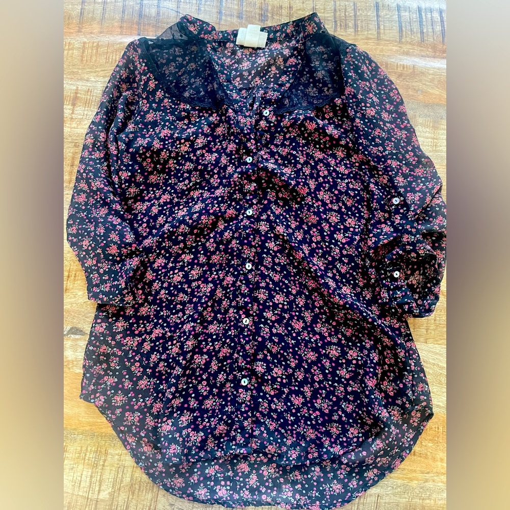 Pretty Rebellious black Floral Tunic
Buttonup Top Sz M